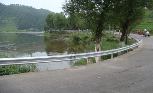 山東公路波形護欄板生產(chǎn)廠家現(xiàn)貨批量價