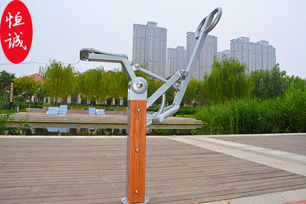 国标骑马机a塑木新国标骑马机市场公司有人员使用工具对器材进行包装